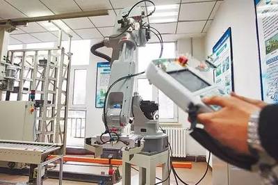 智能機器人的研發 企業如何推進“機械化減人、自動化換人”的高效轉型